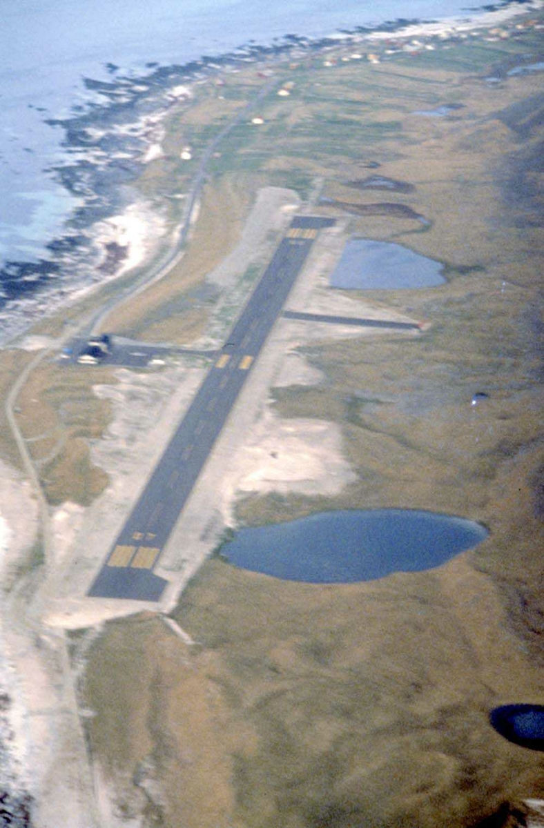 Lufthavn/Flyplass. Værøy. Oversiktsbilde over flyplassen. Norsk