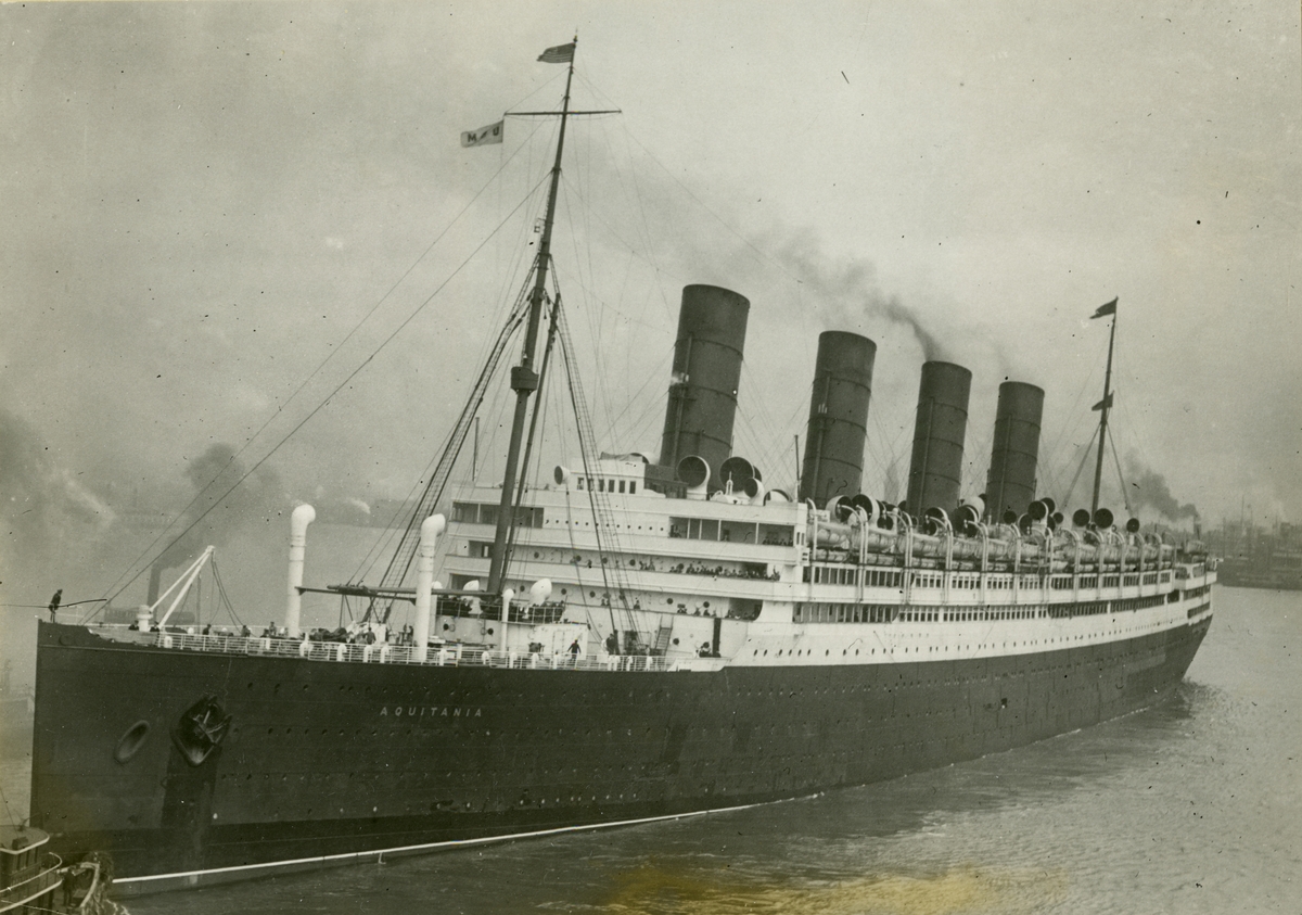 Leaves New York A photo of th SS Aquitania, taken as it pulled out, to ...