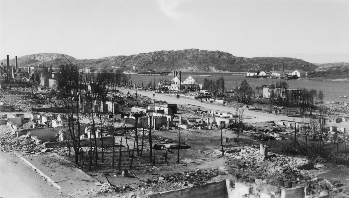 Ruiner i Storgata i Bodø, etter bombingen i 1940. - Sør-Troms Museum ...