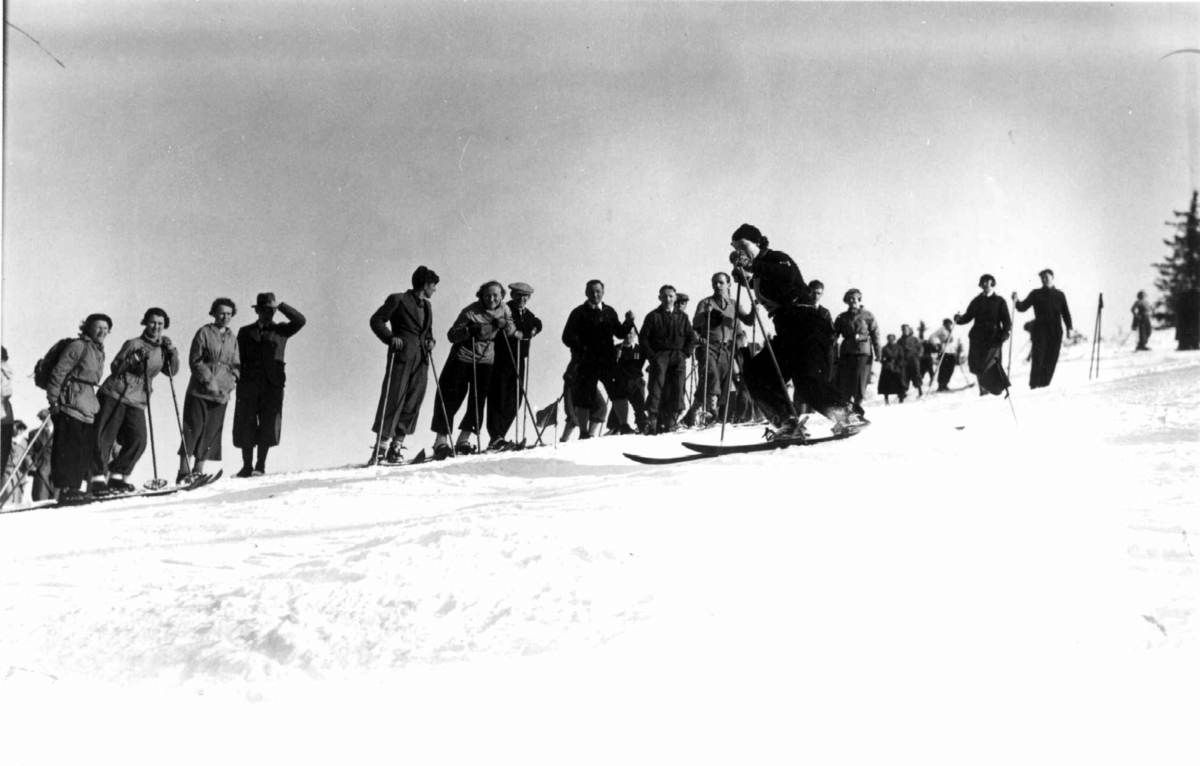 Slalåmrenn, Tryvannsåsen, Oslo. 1934. Kvinnelig skiløper i fart ned ...