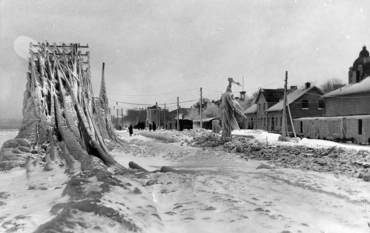 Nedisade telegrafstolpar vid Vätterns strand i Jönköping år 1929 ...