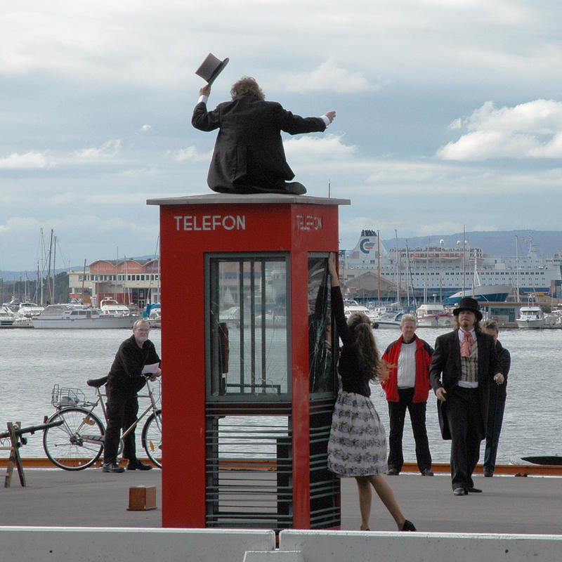 Røde telefonkiosker. Akershuskaia i Oslo 001. Foto/Photo