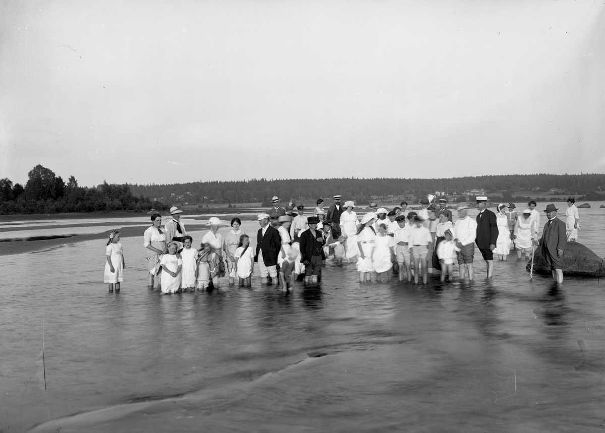 Baptister i Klarälven. - Värmlands Museum / DigitaltMuseum