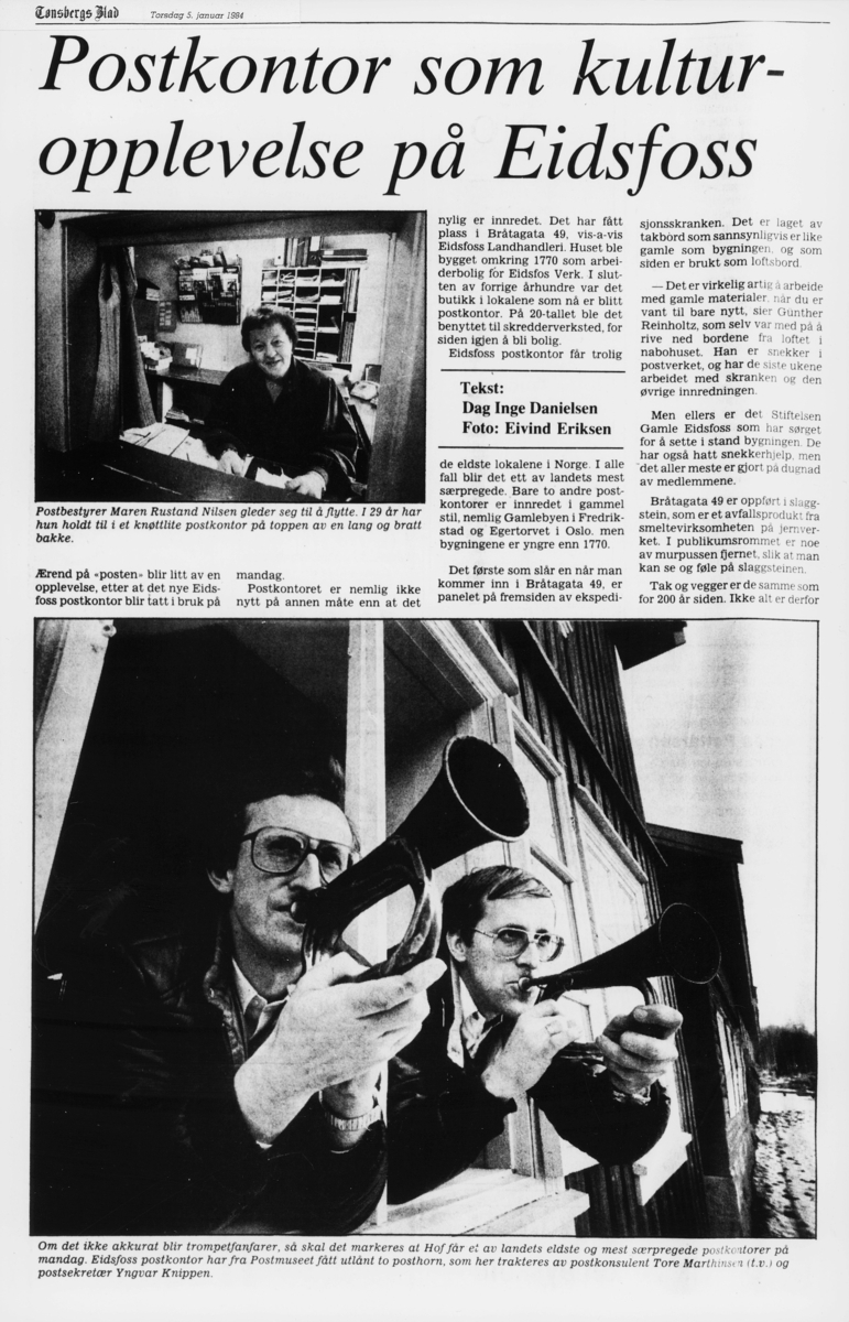 Postkontor Interior Eidsfoss Avisside Fra Tonsberg Blad 5 Januar 1984 Postkontor Som Kulturopplevelse Pa Eidsfoss To Menn Blaser I Posthorn En Kvinne Sitter I Skranken Norges Postmuseum Digitaltmuseum