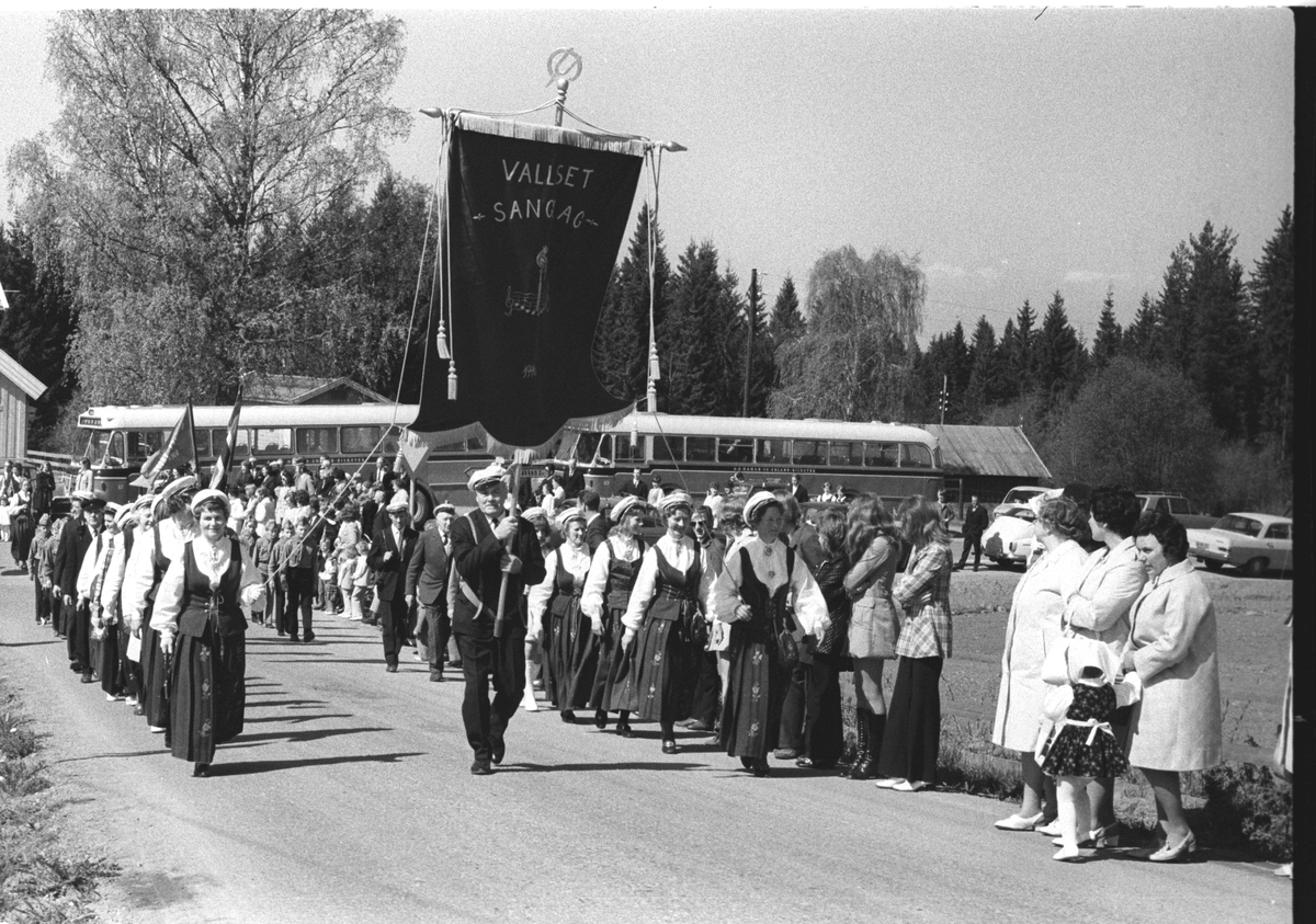 17 MAI-TOG VED VALLSET KIRKE. VALLSET SANGLAG FANE. STED ...