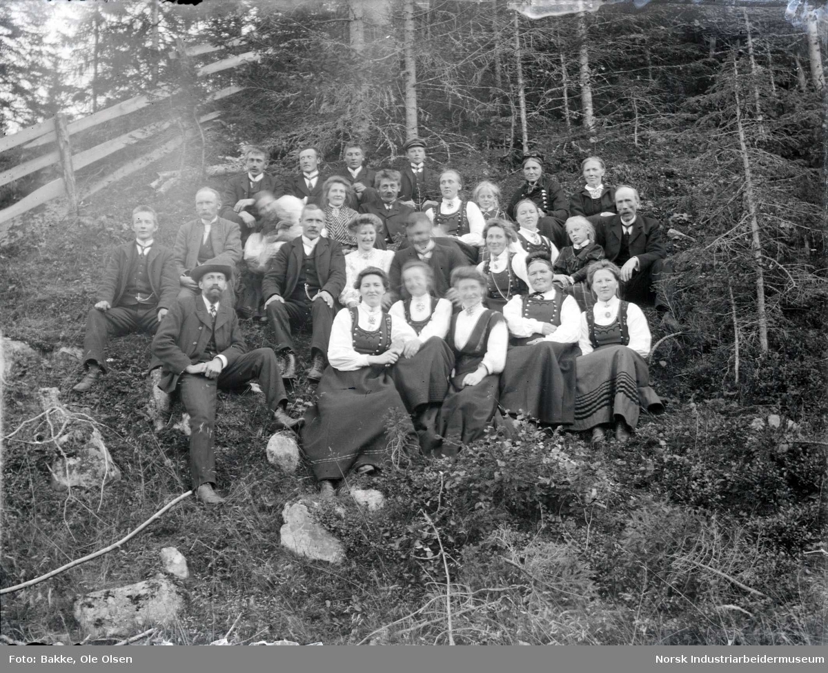 Gruppe . Lars og Margit SkÃ¥rbergs bryllyp. 08.1908. - Norsk